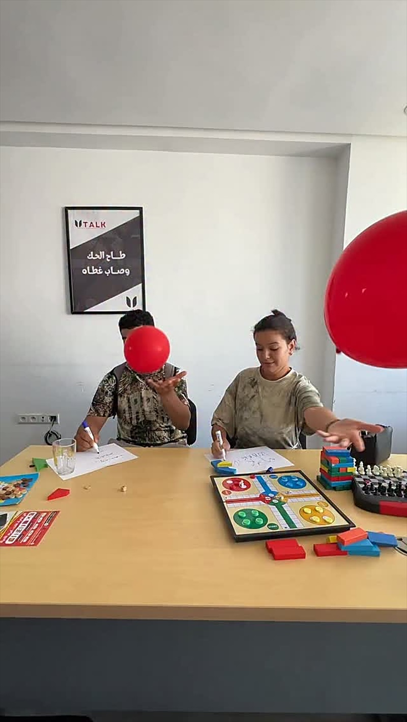 Deux étudiants pendant un jeu de langue avec des ballons