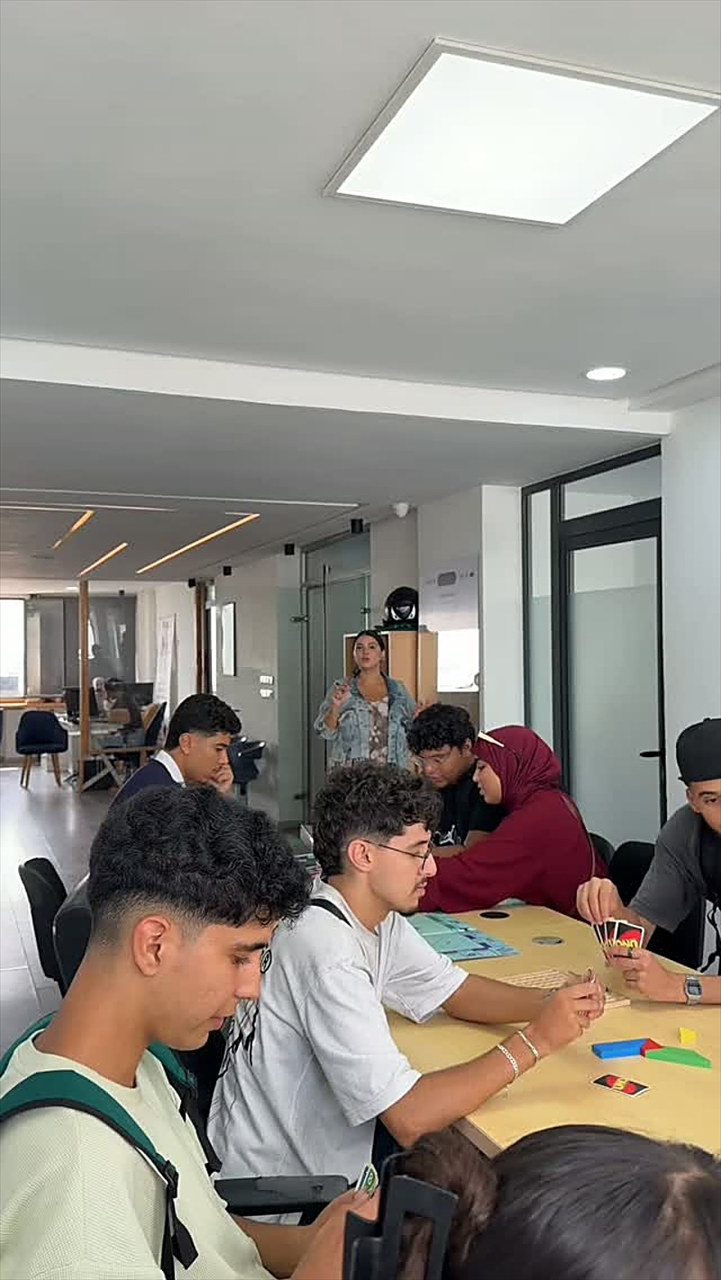 Des étudiants jouent à des jeux de société dans le centre