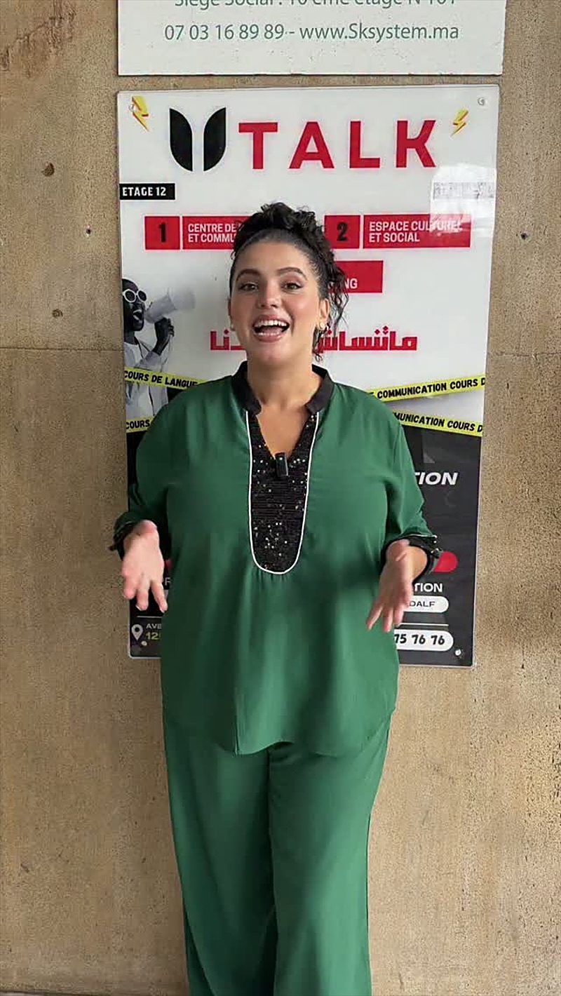 Devant l’affiche UTALK, à l’entrée du 12e étage