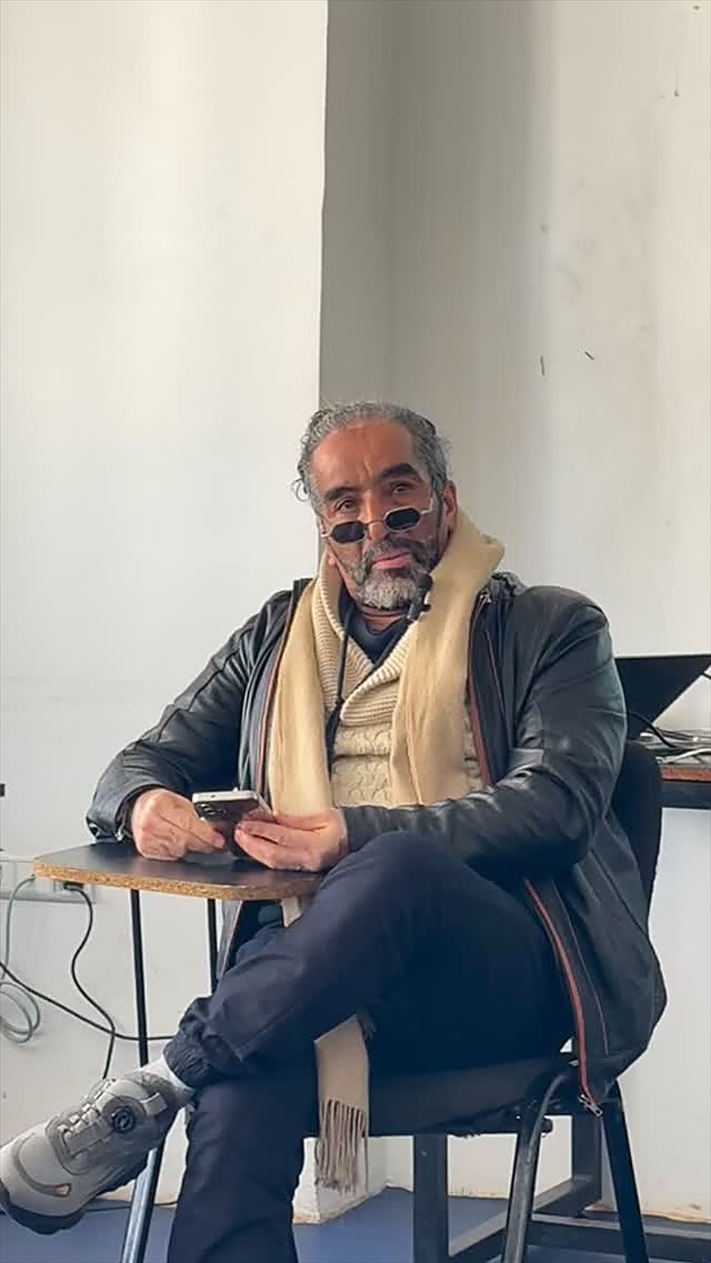 Un apprenant adulte, détendu, en salle de cours