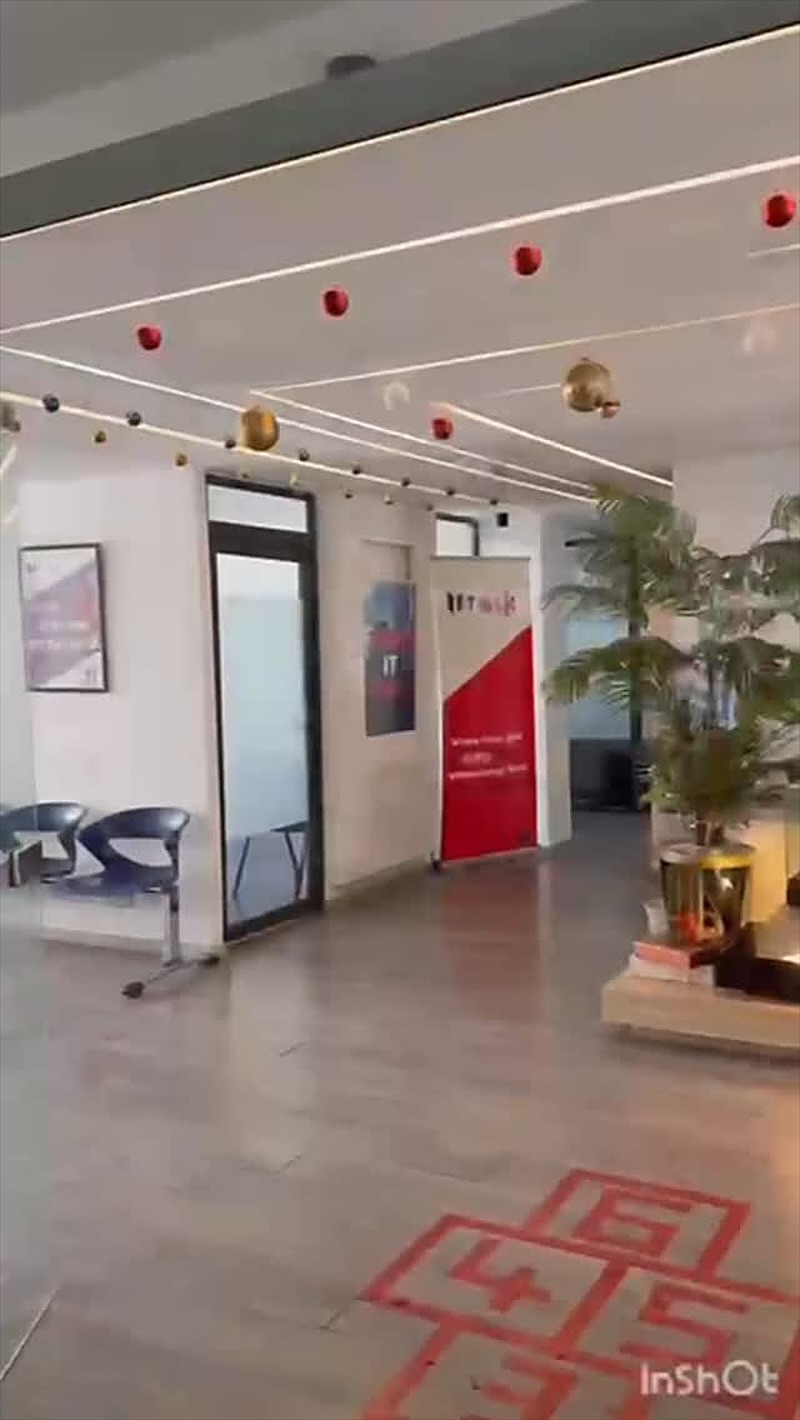 Le couloir du centre, décoré aux couleurs d’UTALK