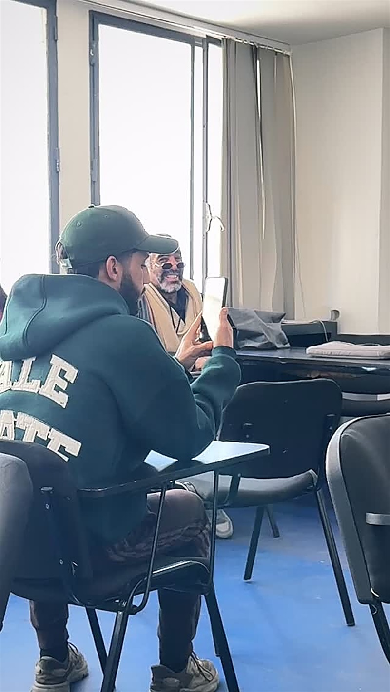 Des étudiants dans une salle de cours lumineuse