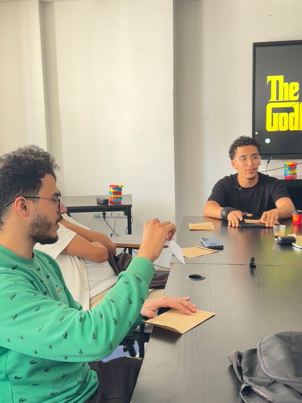 Deux étudiants discutent autour de la table du TalkLab