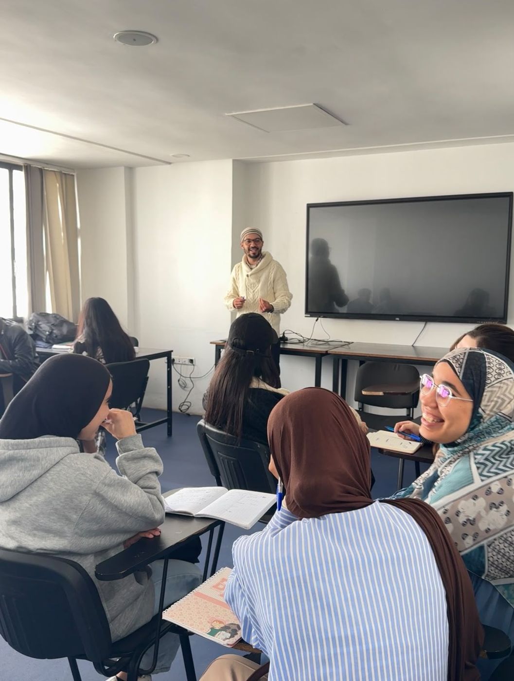 Des étudiantes suivent un cours en petit groupe avec leur professeur