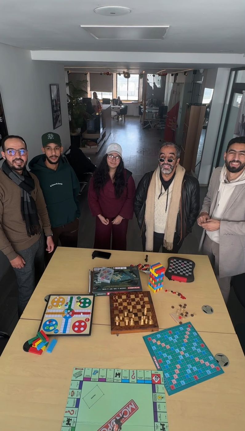 Des étudiants réunis autour des jeux de société du centre
