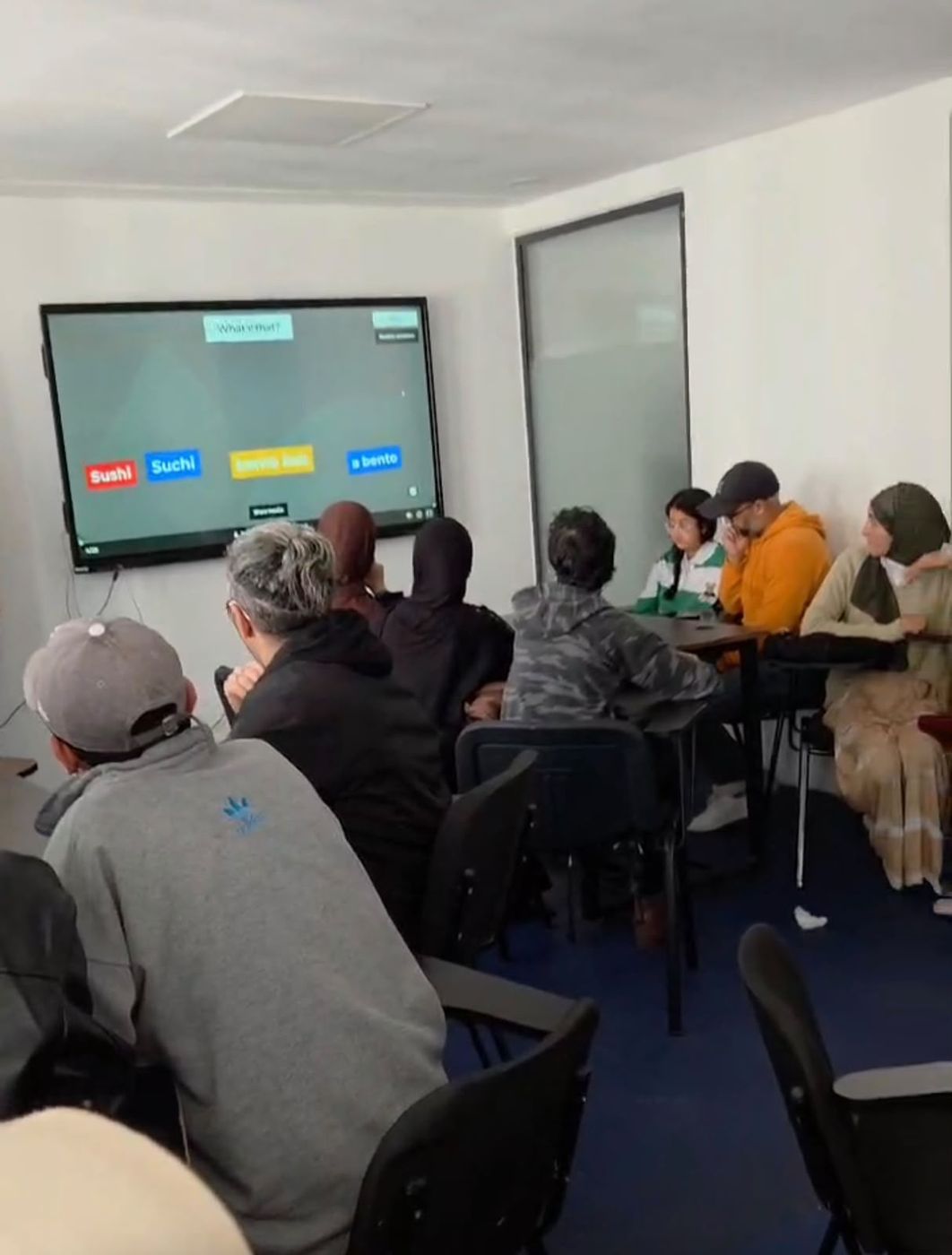 Les étudiants répondent à un quiz sur l’écran interactif