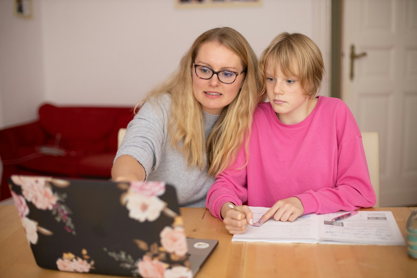 Une professeure et une élève travaillent sur le même cahier